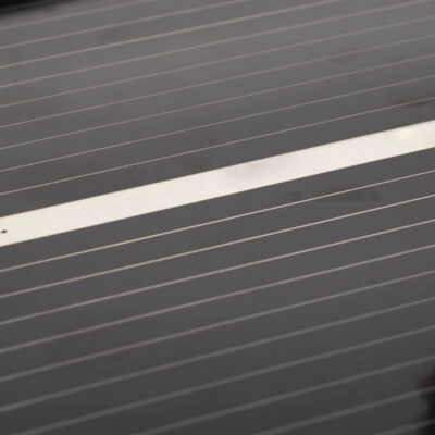 Panel de calefacción por suelo radiante negro con una línea blanca.