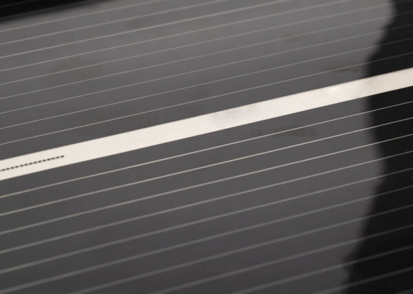 Panel de calefacción por suelo radiante negro con una línea blanca.