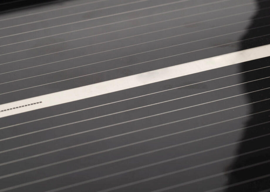 Panel de calefacción por suelo radiante negro con una línea blanca.