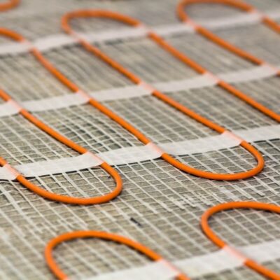 Cables de las alfombrillas calefactoras instalados sobre el suelo.