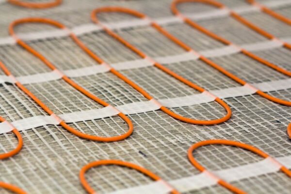 Cables de las alfombrillas calefactoras instalados sobre el suelo.