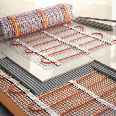 Un conjunto de alfombrillas calefactoras listas para ser instaladas bajo el suelo de azulejos.