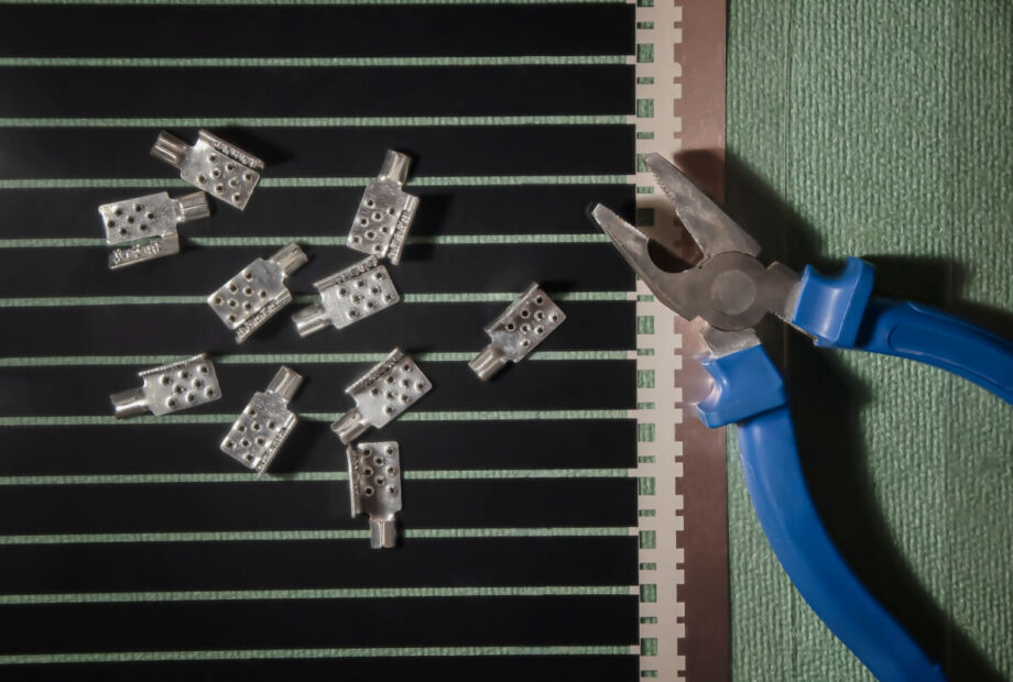 Herramientas y componentes utilizados para la calefacción por suelo radiante.