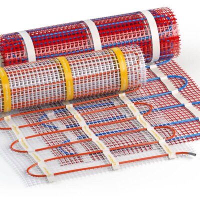 Tres rollos de alfombrillas calefactoras sobre una superficie blanca.