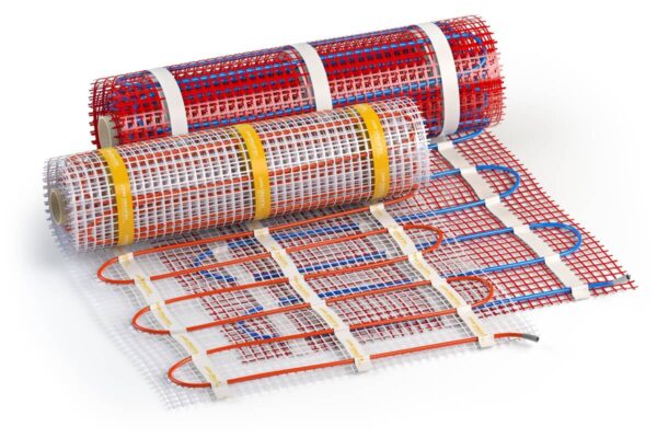 Tres rollos de alfombrillas calefactoras sobre una superficie blanca.