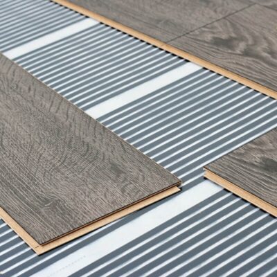 Paneles de madera colocados sobre película para paneles calefactora con diseño a rayas.