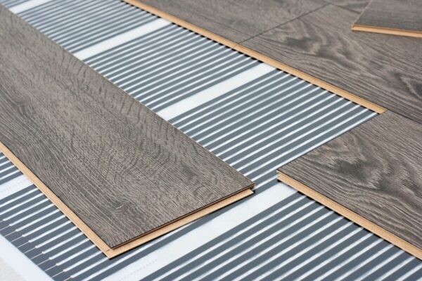 Paneles de madera colocados sobre película para paneles calefactora con diseño a rayas.