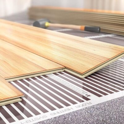 Paneles de madera encima de una película para paneles sobre el suelo.