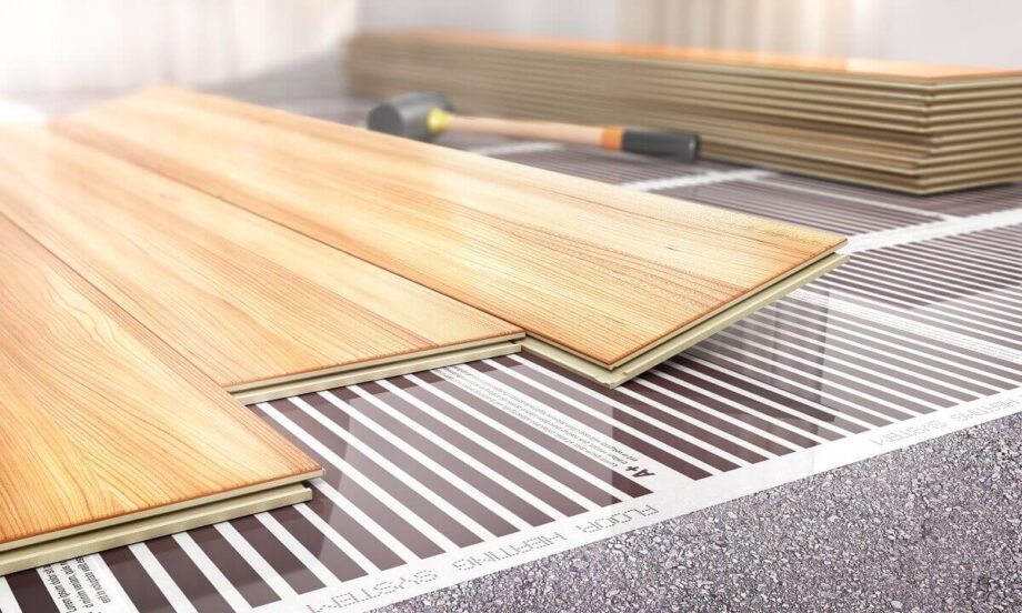 Paneles de madera encima de una película para paneles sobre el suelo.