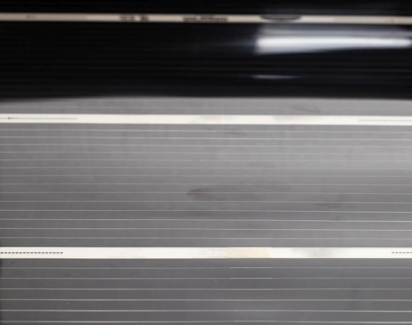 Un sistema de calefacción por suelo radiante mostrando las bandas de calentamiento.