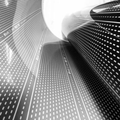 Rollo de película calefactora extendido sobre una superficie.