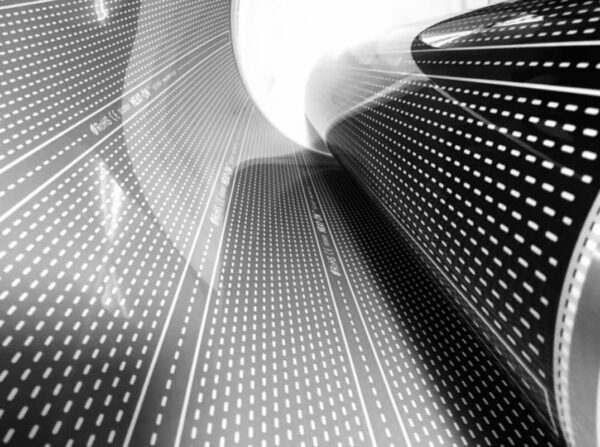 Rollo de película calefactora extendido sobre una superficie.