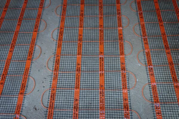 Las alfombrillas calefactoras están instaladas sobre el suelo de cemento.