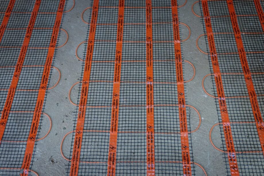 Las alfombrillas calefactoras están instaladas sobre el suelo de cemento.