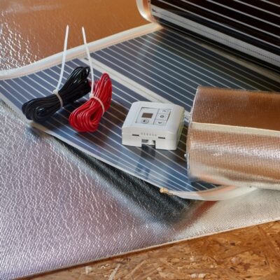 Cables y equipo de instalación sobre un folio radiante.