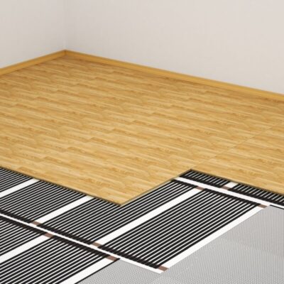 El suelo de madera se levanta mostrando el sistema de calefacción por suelo radiante.