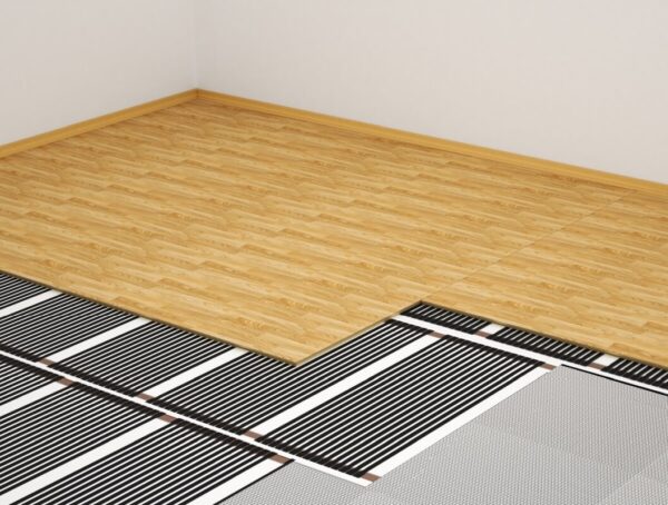 El suelo de madera se levanta mostrando el sistema de calefacción por suelo radiante.