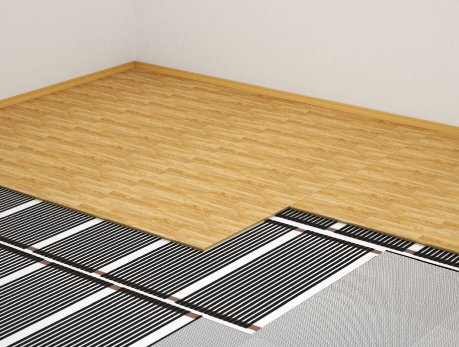 El suelo de madera se levanta mostrando el sistema de calefacción por suelo radiante.