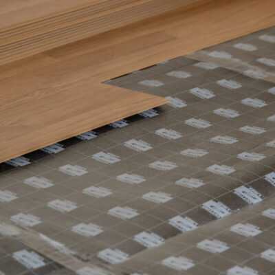 Un suelo de madera se coloca sobre una película calefactora.